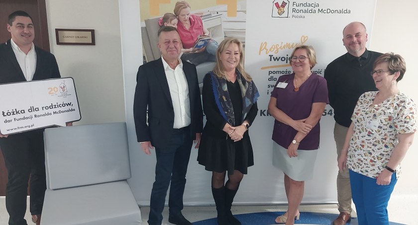 Szpital w Kołobrzegu otrzymał łóżka dla rodziców małych pacjentów. To dar od Fundacji Ronalda McDonalda