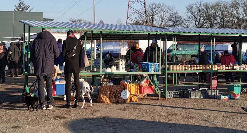 Pierwszy dzień handlowy w nowym miejscu. Zobacz tymczasowe targowisko miejskie w Kołobrzegu