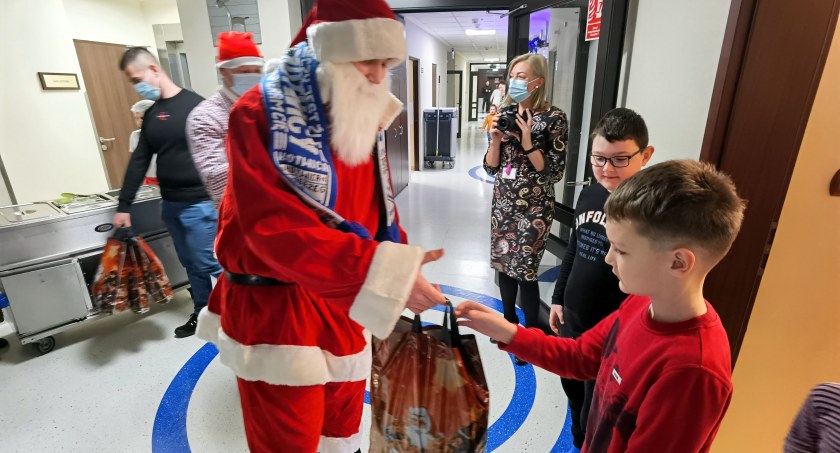 Kolejna akcja charytatywna kibiców Kotwicy. Obdarowali małych pacjentów oddziału pediatrycznego (foto)