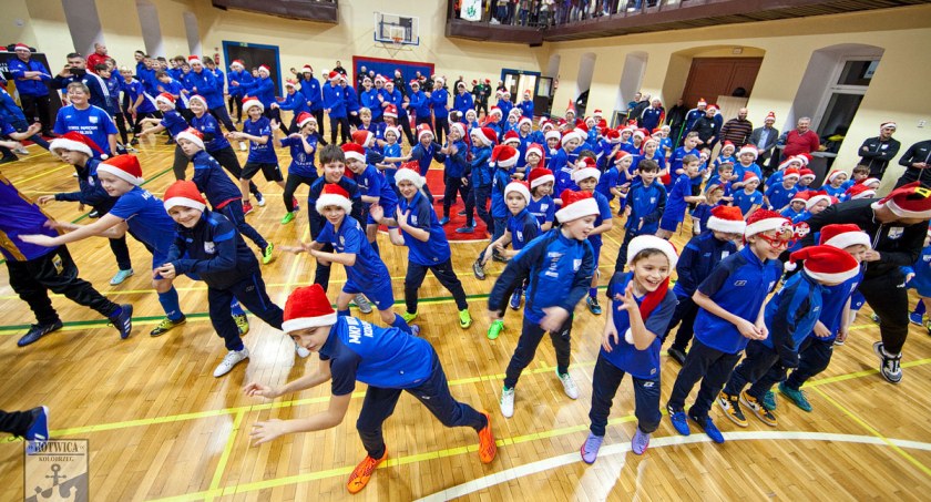 Mikołajki na Sportowo z Kotwicą. Mikołaj wjechał harleyem (foto, wideo)
