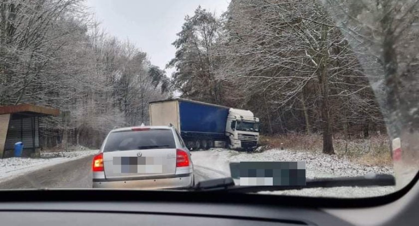 Uwaga kierowcy! Ciężarówka w rowie. Utrudnienia w kierunku Trzebiatowa