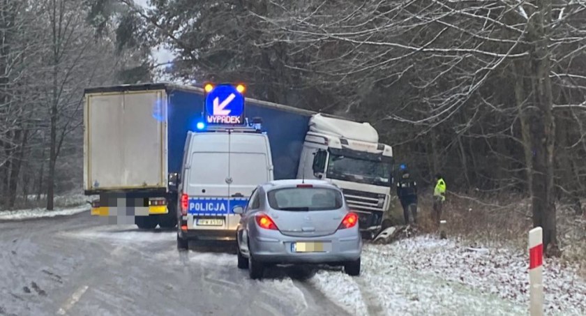 Złe warunki pogodowe w regionie. Droga pod Kołobrzegiem była zablokowana