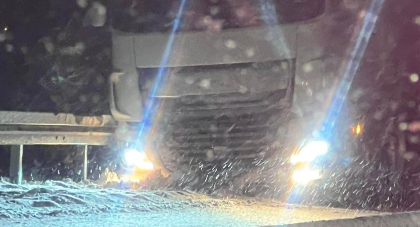 Ciążarówka wylądowała na barierach. S6 w okolicach Kołobrzegu jest zablokowana