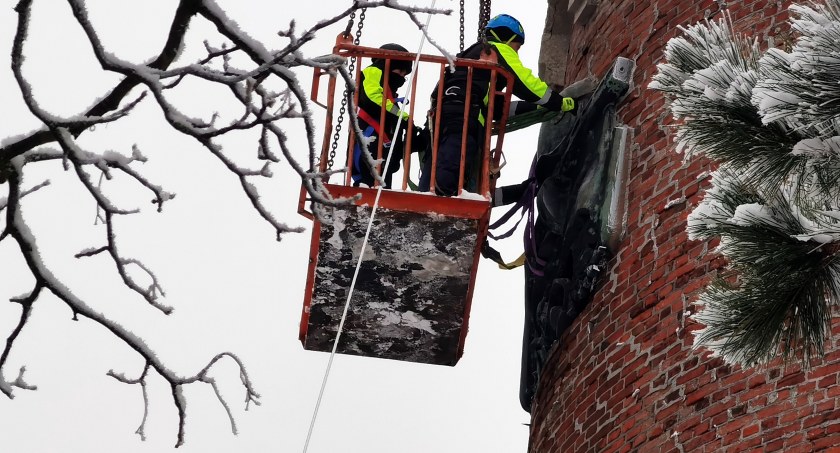 Tablica z sierpem i młotem zniknęła z kołobrzeskiej Latarni Morskiej (foto, wideo)