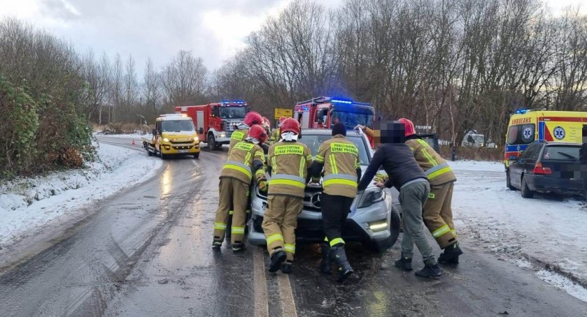 Dwie kolizje na Grzybowskiej. Kierowcy uważajcie! Jest ślisko
