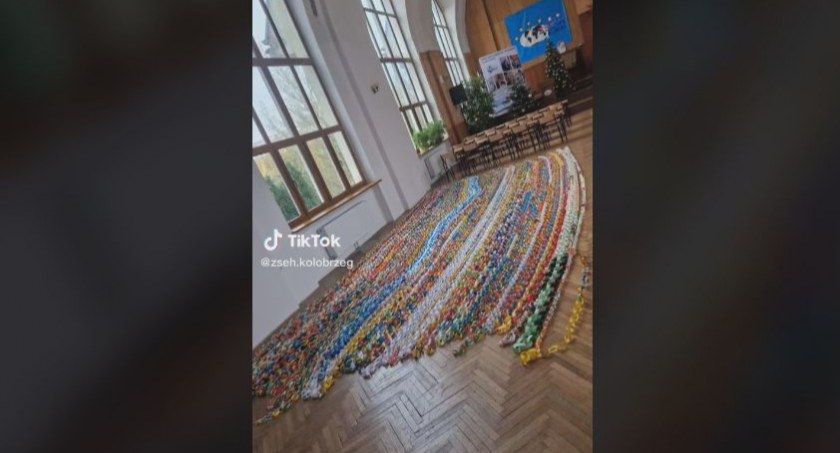 Gigantyczny łańcuch choinkowy powstał w kołobrzeskim 
