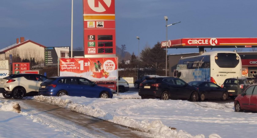 Kierowcy ruszyli szturmem na jedna z kołobrzeskich stacji. Znamy powód