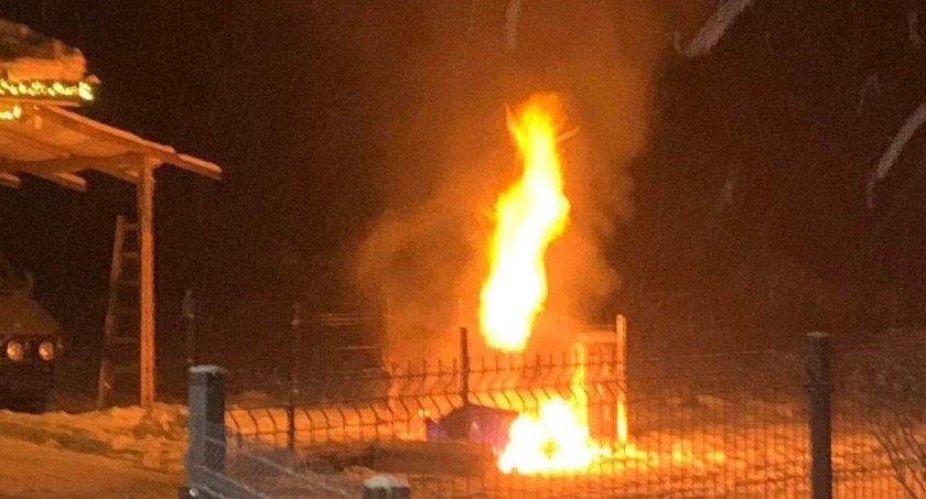 Nocny pożar gazu. Z domu ewakuowano kobietę z dziećmi (foto, wideo)