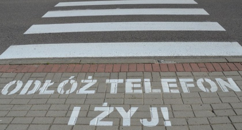 „Odłóż telefon i żyj!” - takich napisów przed pasami nie będzie w Kołobrzegu