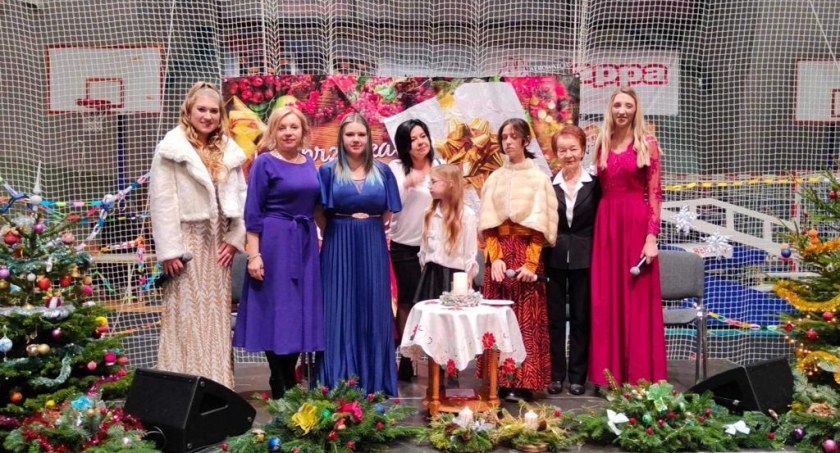 Kołobrzeżanki - wokalistki szczecińskiej Akademii Sztuki zaśpiewały w Wigilię dla samotnych osób w Kołobrzegu   
