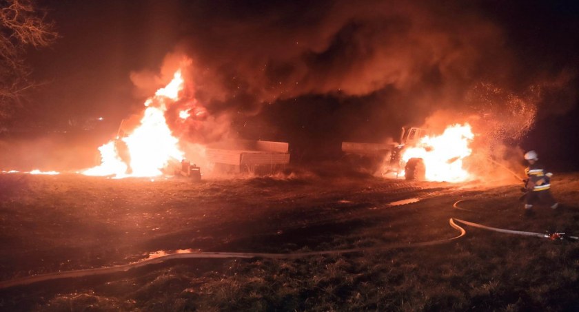 Pożar pod Kołobrzegiem. Spłonęły ciągniki rolnicze (foto)