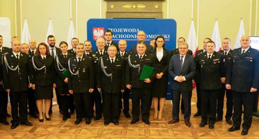 Strażacy z Drzonowa, Karcina oraz Siemyśla doposażeni w agregaty, pilarki, ubrania i hełmy