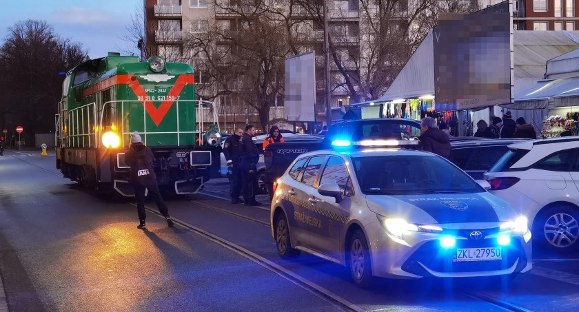 Lokomotywa nie może wjechać do kołobrzeskiego portu. Przejazd blokuje samochód 