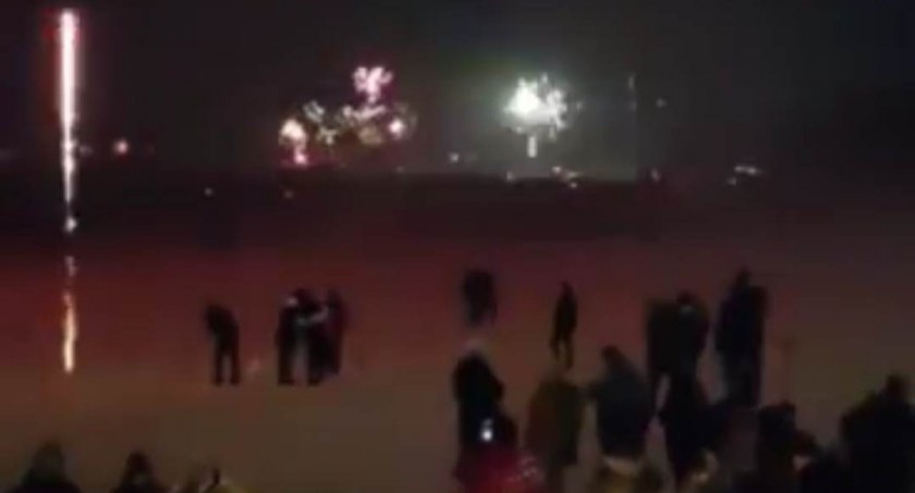 Zabawa sylwestrowa na kołobrzeskiej plaży. Fajerwerki zraniły mężczyznę