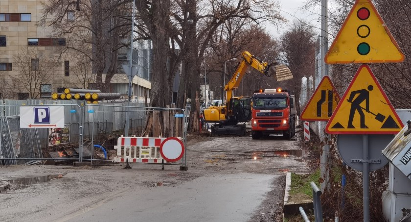 Uwaga kierowcy! Trwa przebudowa ul. Zdrojowej. Kolejne zmiany w organizacji ruchu