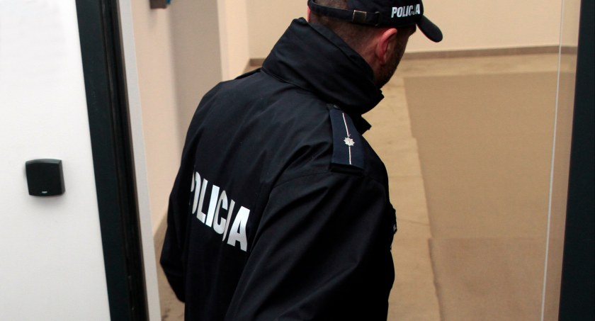 Kołobrzeżanin  poszukiwany listami gończymi ujrzał w drzwiach policjantów. Był mocno zdziwiony