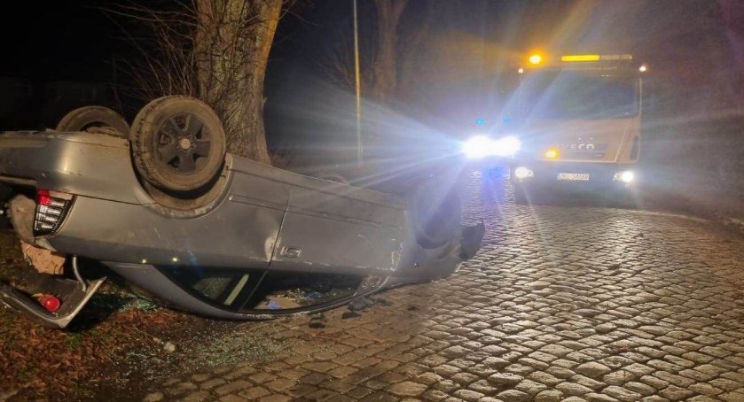 Samochód dachował pod Kołobrzegiem. Kierowcę zabrała policja (foto)