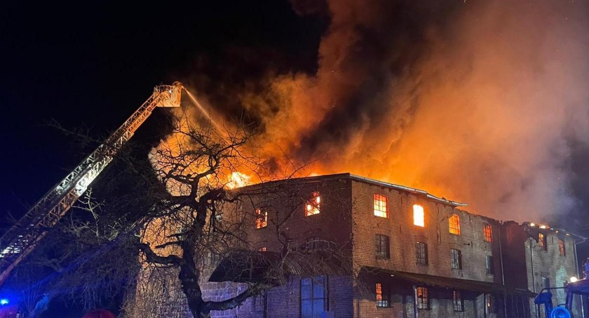 Ogromny pożar w Trzyniku. Kilka jednostek straży pożarnej w akcji (foto, wideo)