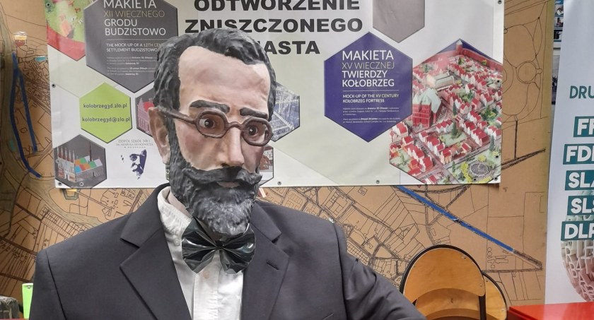 Noblista na stałe w Kołobrzegu. Wydrukowali figurę patrona szkoły