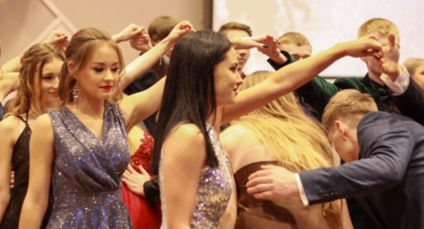 Studniówki 2023. Zespół Szkół im. Henryka Sienkiewicza (foto,video)