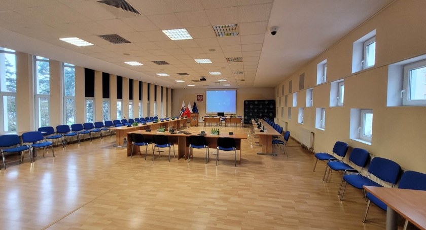 Duża sala konferencyjna zniknie? Szykują się spore zmiany w organizacji Urzędu Miasta i ratusza