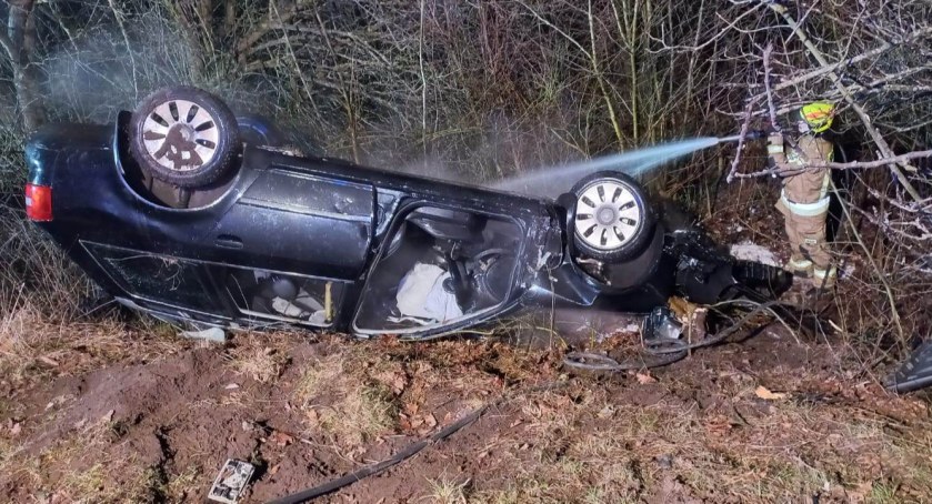 Wypadek niedaleko Kołobrzegu. Samochód dachował i się zapalił (foto)