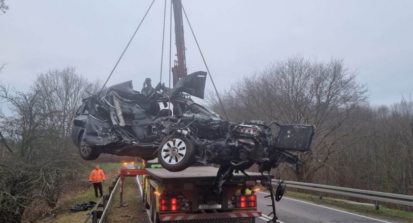 Dachowanie i pożar samochodu pod Kołobrzegiem. Kierowca walczy o życie w szpitalu (foto)