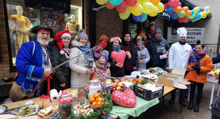 WOŚP Kołobrzeg. Mimo kapryśnej pogody orkiestra gra na całego (foto, wideo) 