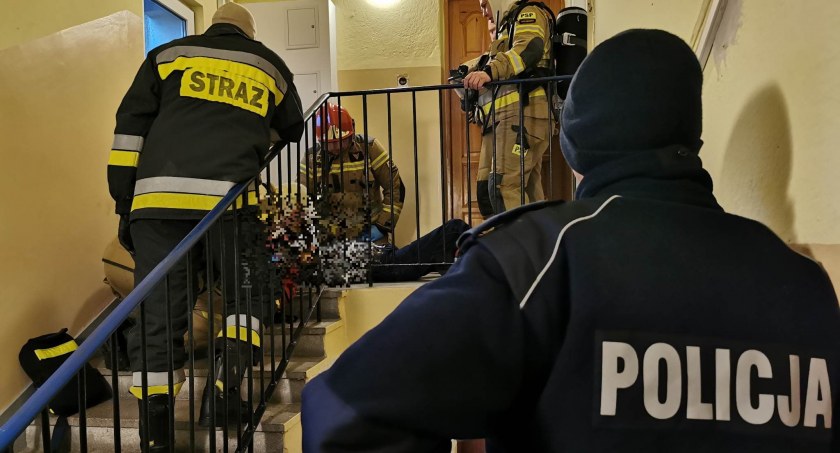 Zostawił obiad na gazie. Strażacy ratowali mężczyznę z zadymionego mieszkania