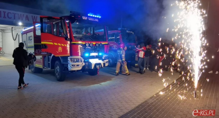 Racami i szampanem przywitali nowy wóz w OSP Gościno (foto, wideo)