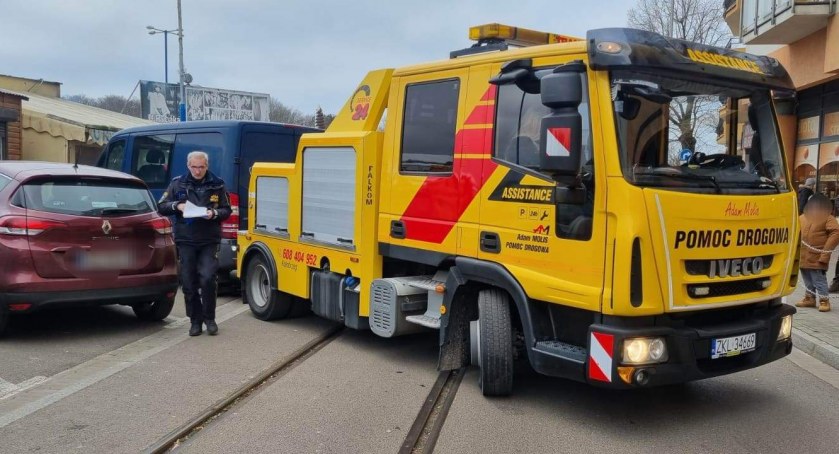 Zablokowany dojazd do portu w Kołobrzegu. Kolejny pojazd odholowany