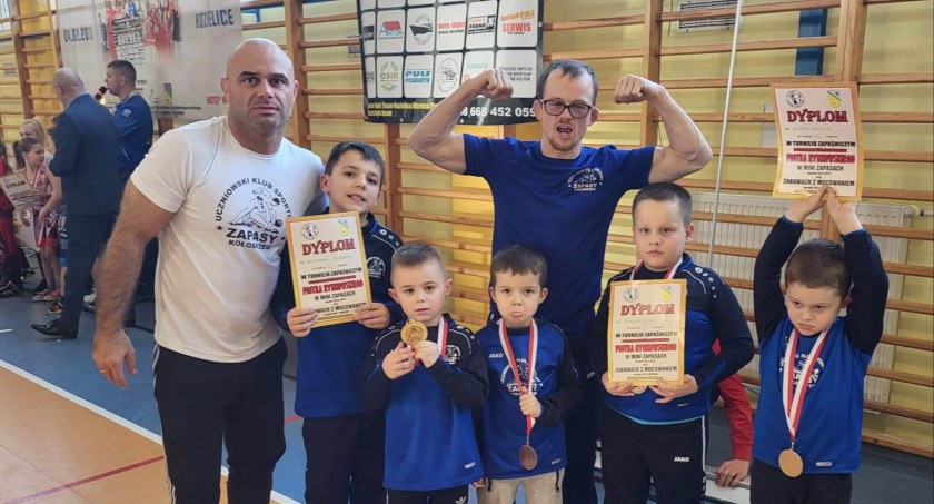 Młodzi zapaśnicy UKS z medalami 