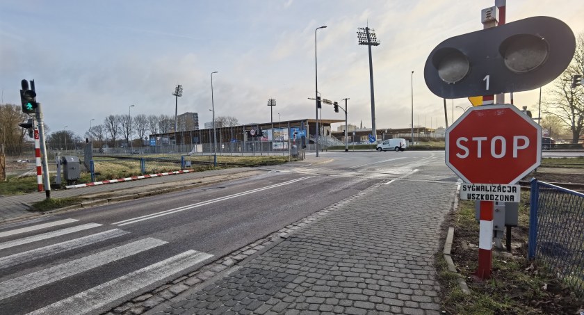 Silny wiatr uszkodził rogatki na przejeździe w Kołobrzegu 