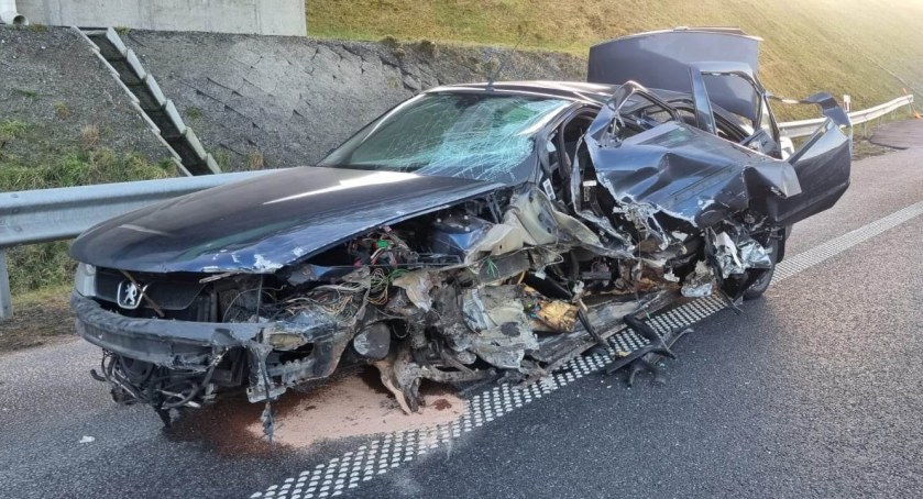 Zasnął za kierownicą. Samochód uderzył w bariery na S6 (foto)