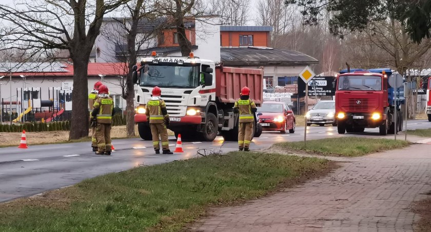 Szczecińska zablokowana – na jezdnię może runąć drzewo