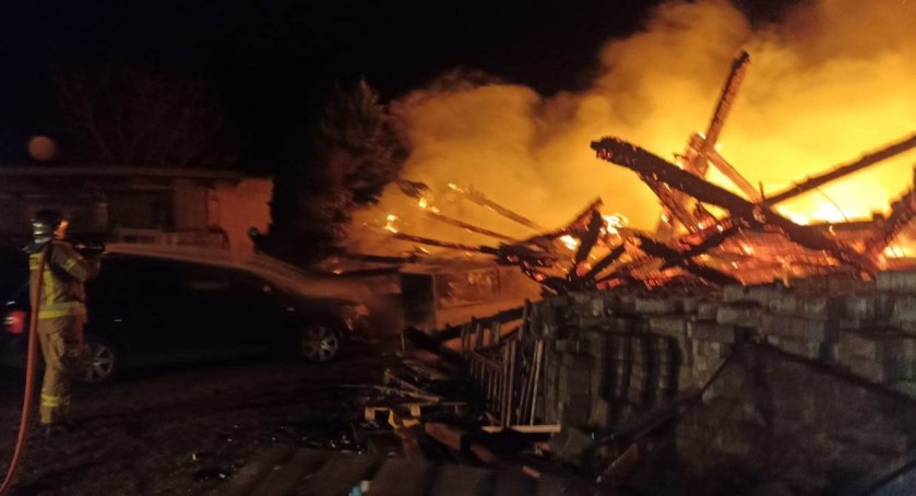 Pożar pod Dygowem. Spłonął budynek (foto)