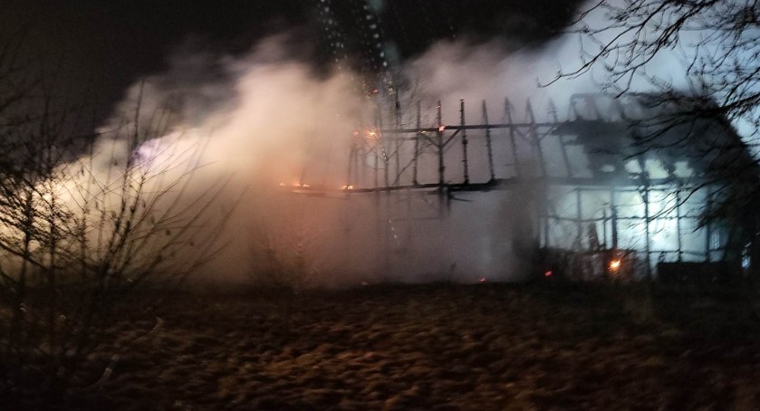Pożar w Siemyślu. Strażacy bronili domu przed ogniem