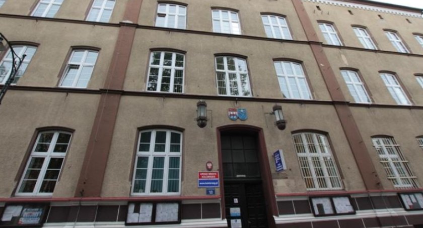 Urzędników coraz więcej? Są wakaty, na które nie można znaleźć chętnych