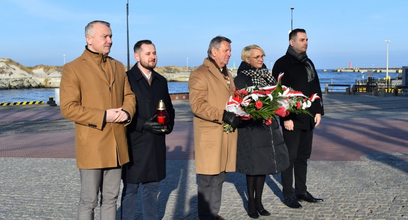 Narodowy Dzień Pamięci Żołnierzy Wyklętych. Samorządowcy złożyli kwiaty pod pomnikiem