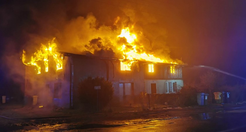Pożar domu jednorodzinnego w Czerninie. Wewnątrz znajdowała się starsza kobieta (foto)