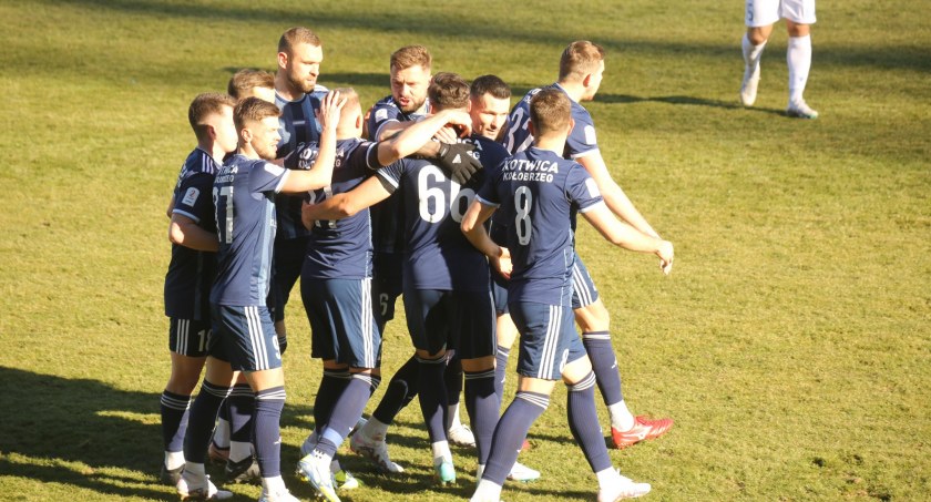 Kotwica ogrywa rezerwy mistrza Polski. Hattrick Frączczaka Iwideo)