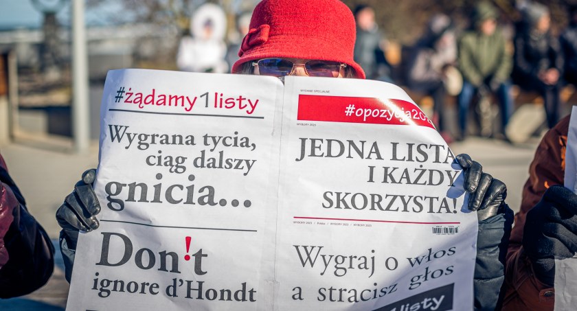 Happening KOD na kołobrzeskim molo. „Kupą, mości panowie!”