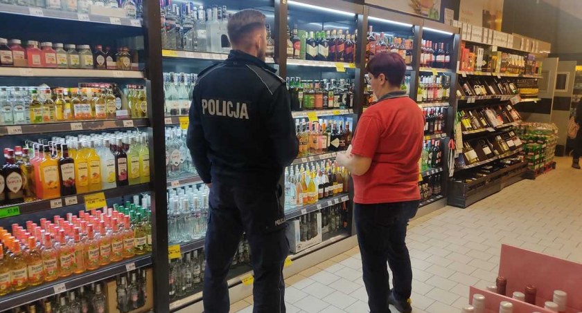 Policjanci kontrolują sklepy z alkoholem. Za sprzedaż trunków nieletnim grożą kary