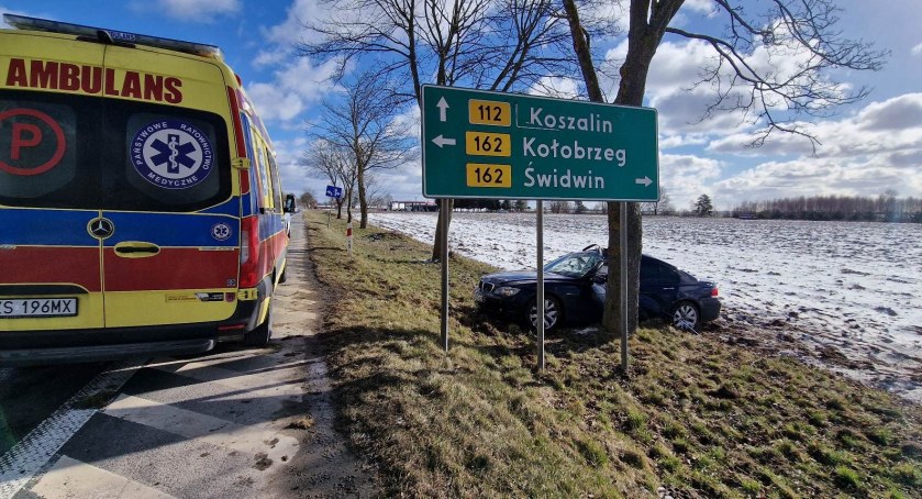 BMW wypadło z drogi. Wypadek na dawnej szóstce (foto)