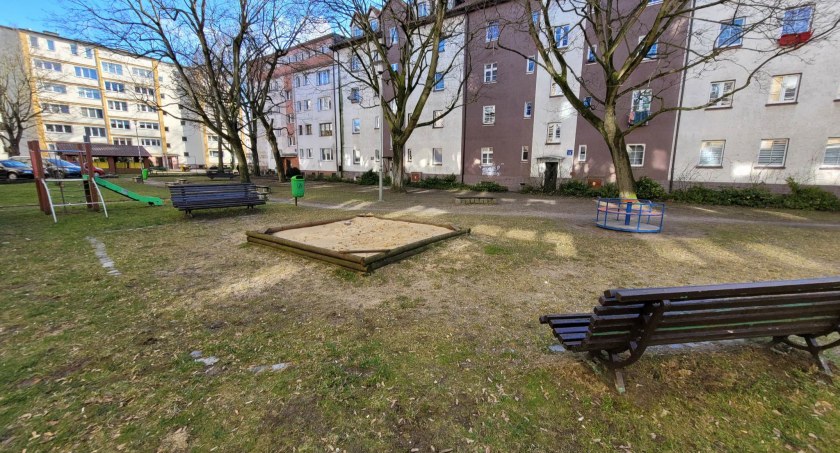 Place zabaw w Kołobrzegu. Wymiana piasku w piaskownicach