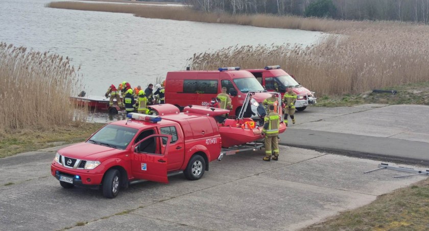 Służby z całego regionu postawione na nogi. Do jeziora miał wpaść paralotniarz (foto)