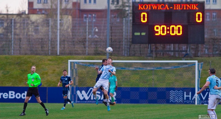Kotwica straciła pozycje lidera. Bezbramkowy remis z Hutnikiem (wideo)