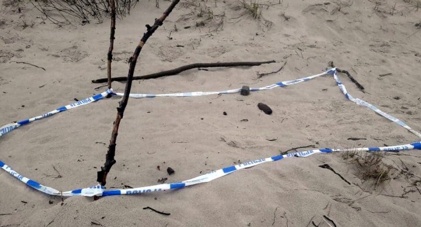 Niewybuch zniknął z kołobrzeskiej plaży w poniedziałek. Cały weekend pilnowały go służby mundurowe 