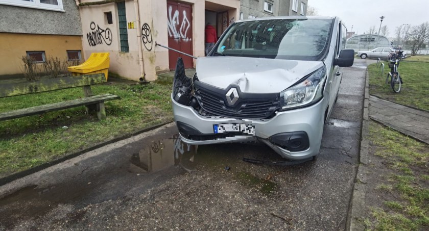 Stracił panowanie na progu zwalniającym i uderzył w drzewo