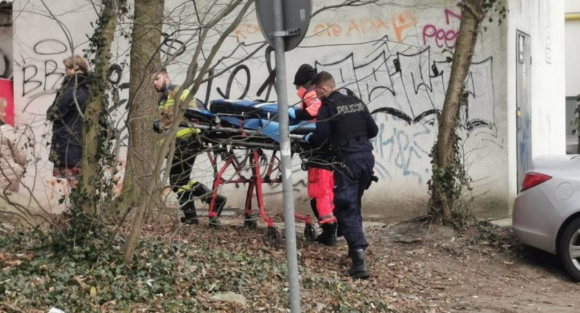 Były tłumy – nikt nie podjął się reanimacji mężczyzny. Boimy się, czy nie mamy umiejętności? (video)
